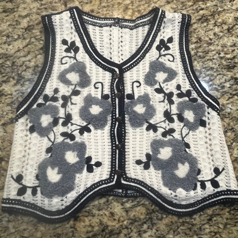 Vintage Crochet Floral Knit Vest Grey White Black Button Front‎ Cottagecore S